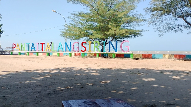 Panorama Eksotis Pantai Talang Siring di Pesisir Timur Madura
